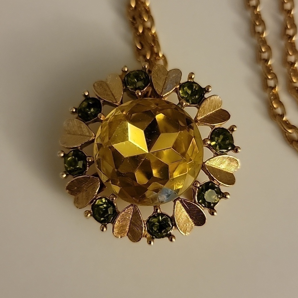 Avon "Sun Brilliants" 1974 Stunning Faux Green Peridot & Topaz Pendant/Pin Chain